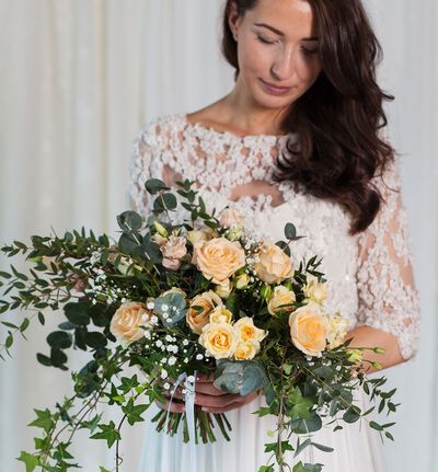 Dus og naturlig brudebukett med fersken roser